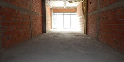 Local en arriendo o venta para estrenar de 80.03 m2 ubicado en el sector de San Vicente al norte de la Ciudad de Barranquilla, cerca de clínicas,  centros de salud, droguerías y hoteles; el local cuenta con uso comercial y de salud, amplia vitrina, alto flujo vehicular y facilidad de transporte público. El edificio cuenta con rampa de acceso con las normas de salud, amplias zonas comunes, primer piso con recepción, lobby, dos (2) ascensores para los aparta-estudios y otro exclusivo para la zona comercial, en el tercer piso salas de juntas, áreas útiles y gimnasio, en el cuarto piso piscina y/o jacuzzi, terraza de uso común, planta eléctrica de uso común, tanque subterráneo de agua potable y los servicios domiciliarios necesarios, amplios parqueaderos externos e internos en semisótano y 3 sótano.