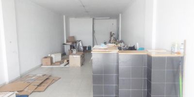 Se arrienda local comercial ubicado al norte de la ciudad - sector prado con alto flujo vehicular y peatonal - cuenta con establecimiento para vehículos de visitantes- perfectos para marcas de cadena - cerca a restaurantes, droguería, super mercados y bancos .