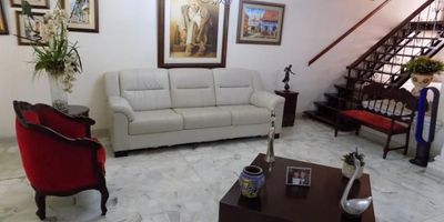 Casa de 2 niveles - 5 alcobas y grandes espacios ubicada al norte de la ciudad en el sector de Andalucía - cerca del parque de la electrificadora - lado sombra - alcobas con sus baños privados - baño social - vestier - 2 salas - comedor y auxiliar - estar - estudios - balcón - terraza amplia - jardines - alcoba y baño para el servicio - acceso independiente para el servicio con área de recibo - patio - 2 garajes cubiertos y 6 externos en el cerramiento - comodas vias de acceso.