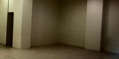 Local comercial en unos de los centros comerciales mas conocidos de la ciudad - escaleras eléctricas - puerta eléctrica -parqueadero visitantes- zona comercial - escaleras de emergencia - comodas vias de acceso.