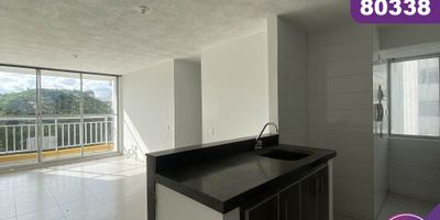 Apartamento en arriendo ubicado en la ciudad de Barranquilla sector San isidro,el apartamento se encuentra en piso 5 con un área de 61.mt2 y consta de 3 amplias habitaciones,2 baños, buena distribución en sus áreas con amplios y cómodos espacios,fresco y acogedor, su entorno es tranquilo y residencial con cómodas vías de acceso y facilidad al transporte publico cercano, sobre el sector puede encontrar, parques, colegios, restaurantes y droguerías cercanas