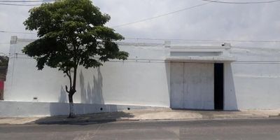Bodega ubicada a media cuadra de la cordialidad en el sector de la sierra - cerca a sao macarena - bodega amplia - cuenta con 8 metros y medio de altura - piso en concreto de 15cm - en sector comercial - fácil acceso.