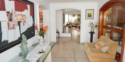 En venta casa dúplex  ubicada en la ciudad de barranquilla sector barrio Alto Prado, cuenta con un área de 650 m2, consta de una amplia sala comedor, 6 habitaciones, balcón, cocina, 5 baños, área de labores, buena distribución de sus áreas, modernos y hermosos acabados, buena iluminación natural, fresco y acogedor, sector residencial y tranquilo, con cómodas vías de acceso y facilidad al transporte público, sobre el sector puede encontrar supermercados, restaurantes, parques, bombas de gasolina, parqueadero.