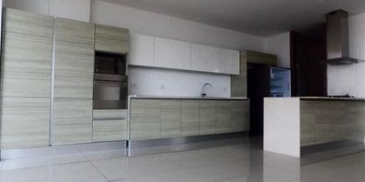 Apartamento en venta ubicado en la ciudad de Barranquilla sector Alto Prado, el apartamento se encuentra en piso 7 con un área de 204.mt2 y consta de 3 habitaciones, 4 baños, buena distribución en sus áreas con amplios y cómodos espacios, fresco y acogedor, su entorno es tranquilo y residencial con cómodas vías de acceso y facilidad al transporte público cercano, sobre el sector puede encontrar, parques, colegios, restaurantes y droguerías cercana