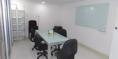 Local u oficina amoblada en arriendo/venta, ubicada en Torre Empresarial en el sector de El Prado al norte de la Ciudad de Barranquilla, de fácil acceso y transporte, zona de alto comercio, cerca de hoteles, sector financiero y centros comerciales. El local es de esquina dentro del centro empresarial, cuenta con 113.18 m2, modulares con recepción, 3 puestos de trabajo, sala de juntas, oficina de gerencia, cocina, área de archivo, 2 baños, 1 espacio adicional para otra oficina y luces. La torre empresarial tiene seguridad privada y amplio parqueadero de visitantes.