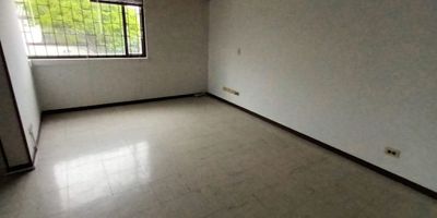 CASA COMERCIAL EN ARRIENDO LAS VILLAS Casa ubicada  en la villas  con excelente vista e iluminación natural. . La casa esta para uso comercial, cuenta con 280 mts 2, cuenta con 7 ambientes , 4baños, , cocina, Además, está ubicado cerca de parques, restaurantes, centros comerciales, colegios y vías de acceso como la calle 127, 100 y  AV SUBA , cra 58.