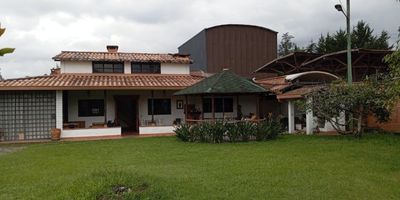 Casa- Local disponible para arriendo sector exclusivo de Milla de Oro, Llanogrande, cuenta con un area total de 900 m2, con un area construida de 280 m2, cuenta con 5 espacios de oficinas, 4 baños, cocina integral, gas con pipeta, cuarto util, mezzanine zonas verdes, ideal para cualquier negocio, excelente ubicación de fácil acceso.