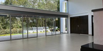 Casa en venta o arriendo en unidad cerrada ubicada sobre esta vía principal aprox 2kms antes del peaje con fácil acceso a rutas de trasporte publico y estación de servicio. Entorno totalmente campestre, muy tranquilo. Piso en ceramica,  chimenea, sala y comedor, 4 alcobas con baño en cada una,  cocina integral semicerrado tipo americano, tina, alcoba y baño de servicio, zonas de ropas, terraza, jardin y parqueaderos 2 cubiertos. Unidad con zonas verdes, vigilancia 24 hrs, citofonia y circuito cerrado de tv. Inmuebles sujetos a verificación de disponibilidad.
