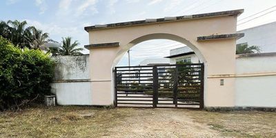 Te presentamos un confortable casa ubicada en el sector de Vereda Bombote, un lugar estratégico de la ciudad gracias a su alto flujo peatonal y vehicular, casa de 2 pisos con 4 habitaciones, cocina, 5 baños, sala, comedor, patio interior, 3 balcones, 2 garajes, 1 depósito.  Cerca podrás encontrar parques, zonas gastronómicas, bares, restaurantes, clínicas, no esperes más y anímate a encontrar con nosotros tu lugar ideal. Contáctanos y déjanos tener el privilegio de atenderte.