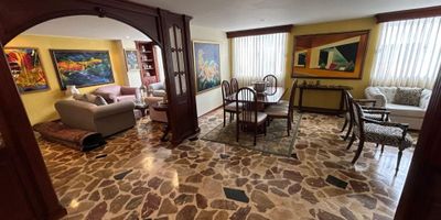 Espectacular apartamento ubicado en Palermo en conjunto cerrado, cuenta con tres niveles, dos terrazas, cuatro habitaciones con closet, cuatro baños, los pisos son en madera natural y marmol, los acabados están en buen estado, además el apartamento tiene buena iluminación, cuenta con hermosa vista, es una zona segura. 

¡Contáctanos, 3122092858 es un gusto atenderte!

 
