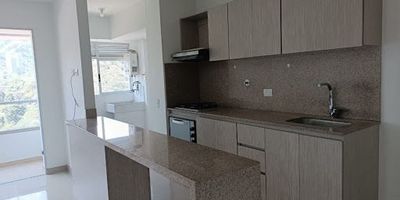 Apartamento en venta en Sabaneta, barrio Aldea Verde. Este inmueble para estrenar, ubicado en el primer piso, cuenta con 80 m² de área construida, 3 habitaciones y 2 baños. Incluye 1 parqueadero. Es una opción para quien busca un apartamento en Sabaneta, Antioquia, con una buena ubicación en el estrato 3. Su precio de venta es de $580.000.000. Interesado en conocer más o agendar una visita? Contáctenos vía whatsapp, ver teléfonos o solicite que lo contacten.