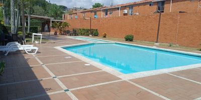 SE VENDE VALLE DE LILI.   CASA,  2 NIVELES, UNIDAD LUSITANIA, VALLE LILI. Casa con excelentes acabados.  Área Construida 98 M2 - Estrato 4.  Consta de:Primer nivel: - 2 garajes - Sala -Comedor  Estudio,  Cocina integral,  Patio de ropas y Terraza, baño social. Segundo nivel; 3 habitaciones con closet, 2 Baños,   Habitación principal con baño. La unidad tiene  bonitos jardines, piscina de adultos y niños, parque infantil, Kiosko social, tanque de reserva de agua. Portería y vigilancia 24/7.