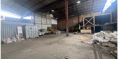 Se vende magnifica bodega 678 m² construidos. Cuenta con excelente área de bodegaje a doble altura y pisos con capacidad portante de 3 ton / m². Cómodas y amplias instalaciones de oficinas y servicios. Excelentes vías de acceso y su cercanía al aeropuerto le brinda una ubicación privilegiada.
