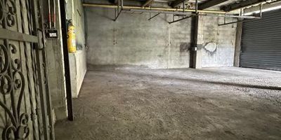 Amplia bodega en arriendo en el barrio San Javier No.1, Medellín, Antioquia. Con 250 m² construidos, esta bodega de 3 niveles es ideal para su operación. Dispone de 3 baños, 3 oficinas y cuenta con malacate para facilitar el manejo de carga. Sus instalaciones incluyen electricidad industrial y red de gas industrial, adaptadas a diversas necesidades. Para su seguridad, el inmueble ofrece vigilancia. Ubicada en un sector estratégico de Medellín, proporciona una excelente oportunidad para establecer o expandir su negocio. Interesado en conocerla? Contáctenos a través de WhatsApp, quiero que me contacten o vea nuestros teléfonos.