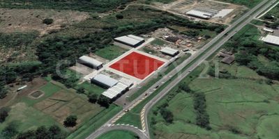 Este lote en venta se encuentra estratégicamente ubicado en el Centro Logístico La Teka, una zona de gran relevancia logística en el municipio de Apartadó, Antioquia. Con una superficie de 6.300 m². Índice de Ocupación 80% e Índice de Construcción de 3. Este terreno ofrece una excelente oportunidad para desarrollar proyectos comerciales, industriales o logísticos. Se beneficia de su proximidad a importantes vías de transporte, como carreteras principales y el puerto de Turbo, facilitando la distribución de mercancías tanto a nivel local como internacional.

Apartadó es reconocido por su dinamismo económico y su creciente importancia como centro logístico en la región. Este lote se encuentra en una ubicación que aprovecha este crecimiento, ofreciendo oportunidades para diversos tipos de negocios.

El Centro Logístico La Teka cuenta con infraestructuras y servicios adecuados para el desarrollo de actividades comerciales e industriales. Esto incluye seguridad, acceso a servicios básicos, y facilidades para el transporte de carga. Con una superficie amplia, este lote brinda flexibilidad para adaptarse a las necesidades específicas del comprador. Puede ser utilizado para la construcción de bodegas, centros de distribución, instalaciones industriales, entre otros.

Dada su ubicación estratégica y las oportunidades de desarrollo en la zona, este lote representa una sólida inversión a largo plazo, con posibilidades de generar ingresos consistentes. Este lote en el Centro Logístico La Teka es una opción atractiva para inversionistas y empresas que buscan aprovechar el crecimiento económico y la infraestructura logística de la región de Apartadó.