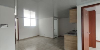 Apartamento económico de 72 m2 en Urapanes

Oportunidad de adquirir un apartamento bien distribuido de 72 m2 en el quinto piso con excelente iluminación natural.
Ideal para quienes buscan ampliar su espacio gracias a la estructura preparada para dúplex y disfrutar de un entorno tranquilo.

Descripción de la propiedad
Este apartamento integra sala y comedor en un solo ambiente, conectado a la cocina semiintegral con gabinetes adicionales. Dispone de tres alcobas, incluida la principal con baño privado, y un baño auxiliar para visitas. La zona de ropas independiente y el amplio parqueadero cubierto aportan comodidad y funcionalidad.

Descripción del entorno y acceso
Ubicado en Urapanes, Villamaría, en una zona residencial con acceso pavimentado y transporte público cercano. Se encuentra próximo a centros médicos, parques y zonas de esparcimiento que garantizan calidad de vida.

Contáctanos
Escríbenos por WhatsApp para recibir todos los detalles y coordinar tu visita. Nuestro equipo estará atento a resolver tus dudas y acompañarte en el proceso.


