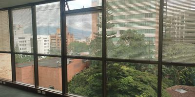 Oficina en arriendo en edificio empresarial sobre la Av principal. Ubicacion estrategica, sobre via principal, gran variedad de servicios complementarios. Cuenta con piso en tapete, 2 espacios  iluminado, ventanal piso techo, baño privado, cableado de red, techo cielo raso, aire acondicionado central y parqueaderos. Edificio con auditorio, terraza social en el ultimo piso, vigilancia 24 horas, circuito cerrado de tv, citofonia y parking visitantes sin costo  *Inmuebles sujetos a verificación de disponibilidad.*
