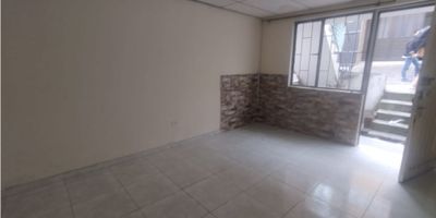 ? Arriendo de Apartamento en La Daniela, Manizales | Comodidad en Zona Residencial

Disfruta de este acogedor apartamento ubicado en el primer piso de una casa en La Daniela, ideal para quienes buscan un espacio práctico y bien ubicado en Manizales.

? Detalles del Apartamento:


 Área Privada: 65 m²
 Habitaciones: 2 con clósets
 Baños: 1
 Sala-Comedor: Espaciosa y luminosa
 Cocina: Sencilla, equipada con gabinetes
 Patio de Ropas: Espacio independiente para lavandería


? Características Adicionales:


 Servicios: Agua, electricidad, gas domiciliario
 Piso en madera y doble ventana
 Acceso pavimentado


? Ubicación: Situado en una zona residencial tranquila, cerca de centros comerciales, parques y con excelente acceso a transporte público y centros médicos.

¡Contáctanos y conoce tu nuevo hogar en La Daniela!


