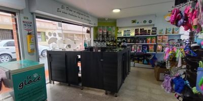 Local Comercial en Venta Itagüí Centro, con 60.79 m2 distribuidos en un solo nivel que te brinda un amplio espacio para llevar a cabo tus actividades comerciales, cuenta con un baño y cocineta,  este se encuentra en una zona de gran crecimiento comercial y residencial, por lo que cuenta con un gran potencial para atraer clientes y obtener excelentes ingresos. El acceso facilita el tránsito de vehículos como de peatones, lo cual es una gran ventaja para tu negocio, su ubicación a zonas comerciales, colegios, parques, iglesias lo convierten en un gran flujo de personas. Una gran ventaja es la cercanía al transporte público ya que tus clientes y empleados podrán acceder al local cómoda y rápidamente, su ubicación comercial y residencial te ofrece una gama amplia de oportunidades de crecimiento y expansión. Este local comercial cuenta con todas las características necesarias para ser el lugar ideal para tu negocio. 
