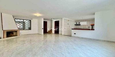 Codigo 18092. Excelente apartamento ubicado en un edificio sin ascensor con una ubicación estratégica al gozar de la cercanía a la via Chilacos, la cual cuenta con locales comerciales, restaurantes, supermercados, panaderías y más sin la necesidad de sacar el vehículo. Este hermoso apartamento duplex iluminado durante el día consta de 92m2, donde en el primer nivel encontramos un ambiente generoso de sala comedor con chimenea funcional, cocina abierta con barra americana, zona de lavandería y un baño completo con ducha. En su segundo nivel se ubica la zona privada conformada por una habitación auxiliar, zona de estudio o sala de tv, un altillo y la habitación principal con baño privado. Adicionalmente cuenta con deposito independiente y dos parqueaderos cubiertos. Se caracteriza por su ubicación ideal, iluminado y en excelentes condiciones. ¡Agenda tu visita ahora mismo y conoce esta excelente oportunidad de vivienda e inversión!