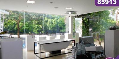 Se arrienda/venta  local comercial ubicado en Barranquilla sector de Alto prado, con un área de lote de 464 mt2 - y un área construida de 264 mt2 - cuenta con un uso del suelo PolígonoCAE-2 - esquinero - sector de alto flujo peatonal y vehicular, sobre vía principal, sobre el sector puede encontrar restaurantes, supermercados de cadena, colegios, parques y centro comercial cercano, cómodas vías de acceso y facilidad al transporte publico cercano.