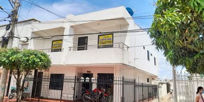 CASA UBICADA EN EL BARRIO SOLEDAD 2000 EN SEGUNDA PLANTA, CUENTA CON 2 CUARTOS Y 1 BAÑO,  QUEDA SOBRE VÍA PRINCIPAL, CON PARQUES Y COLEGIOS CERCA Y UN SUPERMERCADO.
CÓDIGO: 21635
