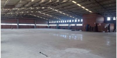 Edificio Bodega en Venta o Arriendo – 10.000 m² | 5 Pisos

Este moderno edificio bodega de 10.000 m² está distribuido en 5 pisos, con 4 metros de altura entre pisos, lo que ofrece un amplio espacio para diversas actividades industriales, comerciales o logísticas.

Características Principales:


 Ascensor de Carga: Capacidad de 10 toneladas, ideal para el transporte eficiente de mercancías y materiales pesados entre pisos.
 Sistema Contra Incendios: Red de protección contra incendios instalada para garantizar la seguridad del inmueble.
 Carga Eléctrica: 500 kVA de capacidad eléctrica, adecuada para cubrir las necesidades energéticas de la operación.
 Capacidad de Carga Portante: Entre pisos de 1 tonelada por metro cuadrado (1 ton/m²), permitiendo el uso intensivo de cada nivel.


Ubicación y Accesibilidad: El edificio se encuentra en una ubicación estratégica con excelentes vías de acceso, como Avenida Calle 13, Avenida Carrera 68 y Avenida de las Américas, lo que garantiza fácil conectividad y transporte a través de la ciudad.

Resumen: Una propiedad ideal para empresas que requieran un inmueble con amplias dimensiones, buena infraestructura y excelente conectividad en una zona estratégica.
