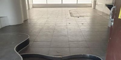 COD 26101 - AMPLIO Y COMODO LOCAL 2.3, UBICADO EN EL CENTRO COMERCIAL PIERINO GALLO, CONSTA DE UN BAÑO, RECEPCION, PARQUEADERO PARA VISITANTES Y VIGILANCIA 24HRS, UBICADO EN VIA PRINCIPAL, LO QUE FACILITA EL ACCESO A TRANSPORTE PUBLICO, SUPERMERCADOS, ENTRE OTRAS ZONAS SOCIALES Y COMERCIALES.
¡APROVECHA ESTA OPORTUNIDAD Y AGENDA TU CITA!