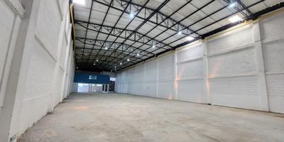 COD 26181 - EXCLUSIVA BODEGA UBICADA EN EL KM 4 VARIANTE MAMONAL, ESPECIFICAMENTE EN PARQUE INDUSTRIAL SANTA CRUZ, CONSTA DE UN BAÑO, MEZZANINE Y COCINA SEMI-INTEGRAL, PUERTA CAMION, RAMPA, RAMPA ELEVADORA ,  BASTANTE ESPACIOSA Y COMODA, IDEAL PARA CUALQUIER INTERES COMERCIAL, UBICADA EN VIA PRINCIPAL, FACILITANDO EL ACCESO A TRANSPORTE PUBLICO.
¡APROVECHA ESTA OPORTUNIDAD Y AGENDA TU CITA!