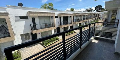 Casa en Venta en el barrio Pinares de Pereira, Cuenta con un área 205m2, 3 habitaciones, 3 baños, parqueaderos cubiertos 2, Cocina Integral, Sala y Comedor Independientes, Gas Domiciliario, Calentador a Gas, Zona de Ropas, Balcón, terraza, Patio, Cuarto Útil, Estudio, Conjunto Cerrado, Vigilancia, Salón Social, Parqueadero Visitantes, Piscina, Canchas, Juegos Infantiles, Gimnasio, Jardines, Zona Húmeda.