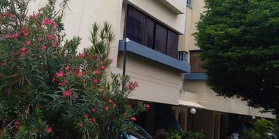 Código interno 24116. Casa clásica de 3 pisos, con acabados personalizados, inspirados en Marruecos, pisos de Mármol así como escalera y muebles de los 4 baños, balcón, primer piso, sala, comedor, estudio, salón de descanso, cuarto de alacena, baño social y del servicio, escaleras en mármol, 2 habitaciones con baños, mirador para bronceado, tercer piso 2 habitaciones con baños y hall  central, cuarto de maquinas.
La casa conecta  con la piscina, conjunto cerrado, 12 casas, vigilancia 24/7 y planta eléctrica completa.