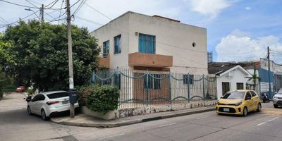 MONUMENTAL CASA ESQUINA  EN EL PRESTIGIOSO BARRIO DE MANGA RESIDENCIAL PARA LA VENTA, CON 360 MTS 2 DE CONSTRUCCION 160 AREA LOTE, 3 HABITACIONES CLOSETS DE CEDRO, COCINA DE ROBLE ROJO TOTALMENTE EQUIPADA, PISO DE PORCELANATO, BANOS EN CERAMICA ITALIANA, CUARTO Y BANO DEL SERVICIO, CUENTA CON ESTUDIO, SALA DE STAR, PATIO INTERIOR, TIENE 3 PISOS EN EL SEGUNDO PISO LAS 3 HABITACIONES CON BALCONES  Y LA PRINICIPAL CON VESTIER Y EN EL TERCER PISO UN AMPLIA ZONA SOCIAL PARA REUNIONES CON VISTA AL MONASTERIO DE LA POPA EN 350 GRADOS Y EL CUARTO UN MIRADOR 3X3 MTS, LA CASA TIENE REFUERZOS EN MUROS DE CARGA PARA CONSTRUCCION.
EL INVERSIONISTA PODRIA CONVERTIR LA PROPIEDAD EN MULTIFAMILIAR CON PERMISOS Y REFUERZO ASI COMO TAMBIEN AMPLIR FACHADA Y CONSTRUIR PISCINA.