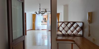 Arriendo Apartamento en Laureles Medellín, sector residencial, 4to.. piso 3 alcobas + servicio, 3 baños, edificio con ascensor, parqueadero, Ubicación estratégica cerca a restaurantes, supermercados Carulla, Farmacias, Unicentro, Mac Donalds, UPB.