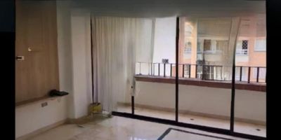 Arriendo Amplio Apartamento Dúplex en Laureles Ascensor Piso 4, cerca a supermercados, restaurantes, Mc Donald's, UPB, 2 alcobas, 3 baños, parqueadero cubierto, terraza, se puede utilizar mixto para vivienda y oficina.