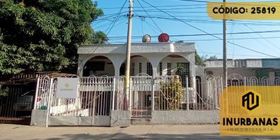 CÓDIGO INTERNO: 25819 - CASA DUPLEX CONSTA DE 3 ALCOBAS, 2 BAÑOS, SALA INDEPENDIENTE, SALA COMEDOR, COCINA SEMI INTEGRAL, ZONA DE LABORES, BALCÓN, PISO DE CERÁMICA Y LOZA DE CONCRETO. ADEMÁS, CUENTA CON GARAJE PARA 2 VEHÍCULOS, RED CABLEADA Y SE ENCUENTRA UBICADA CERCA DE VÍAS PRINCIPALES, PARQUES, COLEGIOS, UNIVERSIDADES, SUPERMERCADOS, TRANSPORTE PÚBLICO E IGLESIAS.