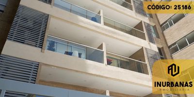 CÓDIGO INTERNO: 25186 - EXCLUSIVO APARTAMENTO DE LUJO EN VENTA CONSTA DE 3 ALCOBAS CON SUS CLÓSETS, 3 BAÑOS, BAÑO SOCIAL, ALCOBA Y BAÑO DE SERVICIO, SALA COMEDOR, CORTINAS PESADAS, ESTUDIO, ESTAR DE TV, BIBLIOTECA, COCINA INTEGRAL, ZONA DE LABORES, TERRAZA, DIVISIONES EN BAÑOS, BALCÓN, PISO LAMINADO EN VINILO Y LOZA DE CONCRETO. EL EDIFICIO CUENTA CON VIGILANCIA 24/7, 2 GARAJES CUBIERTOS ESCRITURADOS, DEPÓSITO, ASCENSOR, CITÓFONO, PARQUE INFANTIL, PISCINA, GIMNASIO, SALÓN DE REUNIONES Y ZONA BBQ. SE ENCUENTRA UBICADO CERCA DE VÍAS PRINCIPALES, PARQUES, COLEGIOS, UNIVERSIDADES, SUPERMERCADOS, TRANSPORTE PÚBLICO E IGLESIAS. PRECIO TOTALMENTE AMOBLADO: $800.000.000