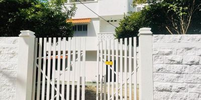 CÓDIGO INTERNO: 24029 – CASA DÚPLEX DE PLAYA CONSTA DE 4 ALCOBAS, 3 BAÑOS, BAÑO SOCIAL, ESTUDIO, SALA COMEDOR, ESTAR TV, COCINA SEMI INTEGRAL, ÁREA DE LABORES, PATIO, DEPÓSITO, TERRAZA, BALCÓN, PISO EN CERÁMICA. SE ENCUENTRA CERCA DE VÍAS PRINCIPALES, COLEGIOS, TRANSPORTE PÚBLICO E IGLESIAS.