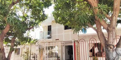 CASA DISPONIBLE PARA VENTA EN EL BARRIO SAN JOSE, CONSTA DE 3 ALCOBAS, 2 BAÑOS, ALCOBA DE SERVICIO, SALA COMEDOR, COCINA SEMI INTEGRAL.
BALCON, TERRAZA, ZONA DE LABORES, GARAJE CUBIERTO Y SU PISO EN GRANITO. SITUADA SOBRE VÍA PRINCIPAL, CUENTA EN CERCANIAS CON PARQUE, COLEGIOS, SUPERMERCADOS, IGLESIA Y TRANSPORTE PÚBLICO
CODIGO INTERNO: 22643