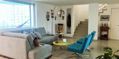 código interno: 21210 - Espectacular Penthouse  ubicado en el exclusivo y lujoso sector de Altos de Riomar en la ciudad de Barranquilla. el edificio se de identifica por su diseño contemporáneo y moderno  de amplios espacios al aire libre, grandes alturas, vista panorámica al exterior, acabados de calidad y una completa infraestructura avanzada. en el interior cuenta con 3 
 grandes habitaciones,  5 baños, estudio, cocina integral, jacuzzi, terraza y balcón. se destaca su excelentes áreas sociales como el parque infantil, la zona bbq, ascensores y dos estacionamientos cubiertos.