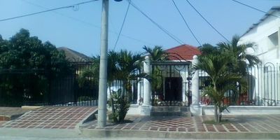 CÓDIGO INTERNO: 18365 - EXCELENTE CASA PARA LA VENTA UBICADA EN EL SECTOR DE BELLAVISTA, CUENTA CON 13 M DE FRENTE CON 51 M DE FONDO, CONSTA DE 16 HABITACIONES, 13 BAÑOS, ACTUALMENTE FUNCIONA COMO UN PEQUEÑO APARTA-HOTEL.