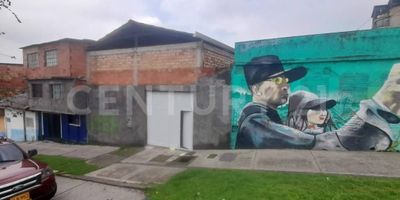 Vendo espectacular bodega en el Barrio Belén de Bogotá, ubicada sobre la avenida los comuneros con carrera segunda este, frente al CAI del Guavio, por su excelente ubicación es ideal para cualquier tipo de negocia que tengas, ya sea para bodega, o para colocar una fabrica, este sector es estrato 2 lo que permite ahorrar en servicios públicos, la bodega esta recién construida, esta libre de toda gravamen, tiene una altura libre de 6.50 metros, teja de zinc de grueso calibre, la bodega esta para estrenar, cuenta con dos amplias oficinas una en el primer piso y la otra en el mezanine, 3 baños, dos cocinetas. facilidad de acceso por la avenida los comuneros.