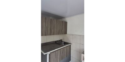 ¡Excelente oportunidad de negocio! Se ofrece en alquiler un amplio local ubicado en la ciudad de Medellín, en el departamento de Antioquia. Con una estratégica ubicación en una zona de alto flujo peatonal y vehicular, este local es perfecto para emprendedores que deseen iniciar su propio negocio o para aquellos que buscan ampliar su presencia en el mercado.

Con un área total de 60 M2, este local cuenta con espacio suficiente para adaptarse a diversos tipos de negocios. Ya sea para una tienda, restaurante, oficina o cualquier otro tipo de comercio, las posibilidades son infinitas en este espacio. Además, cuenta don dos alcobas cada una con closet para un mejor almacenamiento; la distribución del área garantiza una óptima funcionalidad y aprovechamiento del espacio disponible.

Su ubicación en el corazón de Medellín lo convierte en un local de fácil acceso para clientes y empleados. Además, su cercanía a otros comercios y empresas generará un gran movimiento de personas en la zona, lo que aumentará las posibilidades de éxito de tu negocio.

No pierdas la oportunidad de hacer crecer tu empresa o iniciar un nuevo proyecto en este local de alquiler en Medellín, Antioquia. Sin duda, esta es una excelente opción para impulsar tu negocio en una de las ciudades más prósperas y atractivas de Colombia. Contáctanos para más información y haz realidad tus sueños de emprendimiento. ¡Te esperamos!
