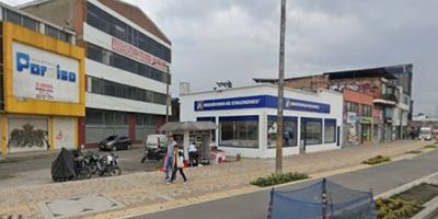 Gran oportunidad edificio ubicado en la carrera 68 calle 13, cuenta con una área de 3.500 m2 dividido en 4 pisos entrada por ambas cuadras, apto para todo tipo de actividad comercial o industrial, conexiones de redes electricas, auditorio, 37 baños, amplias escalera y ascensor, piso 1 con doble altura y pisos 2, 3 y 4 con 3 metros de altura. construcciones internas en drywall que permiten gran versatilidad. cuenta con 3 tanques de agua y una subestación eléctrica de 225 kva. Cerca del canal rc, vias principales como la calle 13, la avenida carrera 68 y avenida las américas. Para mayor información comuníquese con el ejecutivo comercial Jose rodriguez al celular o whatsapp 3174032872, a su correo electrónico jose.rodriguezinmobiliariasaliadas.com