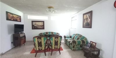 Local comercial en excelente sector, cuenta con amplios espacios, 6 baños, cocina, gas natural, suelos en cerámica, zona comercial y residencial, la administración esta incluida en el valor del arriendo.
