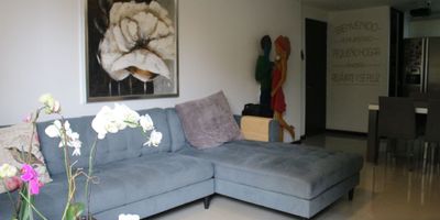 Apartamento en arriendo en unidad cerrada con facil acceso desde la Av principal, centro comercial, supermercados, restaurantes, servicios complementarios. Piso en madera laminada y porcelanato, puerta de seguridad, sala, comedor, 3 habitaciones, 2 baños, cocina integral tipo americano y 1 parqueadero. Vigilancia las 24 horas, citofonia, piscina, gimnasio, salon social, parques infantiles y zonas verdes.
