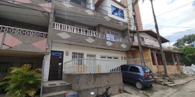 Casa amplia en venta ubicada en el sector Machado de Copacabana, sector tranquilo y familiar, la casa cuenta con 4 habitaciones, dos baños, balcón amplio con acceso desde la sala comedor, red de gas, cocina integral, cómodo acceso, cercanía a la vía principal y rutas de transporte público, proyecta tu nuevo hogar en este gran inmueble. Contactos 3015989091 - 3176418589
