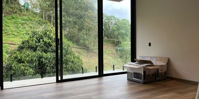 Casa  en arriendo en unidad cerrada, cerca a Clubes, sector tranquilo tranquilo. Piso en madera laminado, chimenea, sala y comedor, 3 alcobas con baño en cada una, jacuzzi,  cocina integral abierta tipo americano, balcon, terraza, jardin y parqueaderos lineales y paralelos (2 cubiertos).  Conjunto cerrado con zonas verdes, vigilancia 24 hrs, citofonia y circuito cerrado de tv *Inmuebles sujetos a verificación de disponibilidad.*
