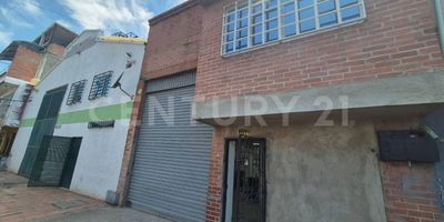 Bodega en alquiler en el barrio Porvenir en el Norte de Cali con 7 metros de frente  por 20 metros de fondo  con oficina en segundodo piso. Doble altura.  Cocineta.  Baños. Vestier. Dos Áreas de oficinas. Piso en cemento. Incluido IVA Energía Trifásica. Corretaje