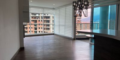 Apartamento  en arriendo y venta en unidad cerrada. cerca a centro comercial, supermercados, parques y servicios complementarios. Piso en madera laminada, puerta de seguridad, sala comedor, estar de tv, 3 alcobas con baño en cada una, cocina integral abierta tipo americano y parqueaderos paralelos cubiertos. . Unidad muy moderna, autosostenible, cuenta con paneles solares y planta de tratamiento de aguas, piscina borde sin fin, gym, turco, parque infantil, zonas verdes, vigilancia 24 horas, citofonia y circuito cerrado de tv. Inmuebles sujetos a verificación de disponibilidad.
