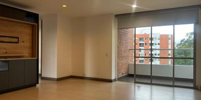 Apartaestudio tipo loft en arriendo en unidad cerrada cerca a Club, fácil acceso por vias principales, rutas de transporte, excelente vista y servicios complementarios.  Piso en madera, sala comedor, 1 alcoba con baño privado, baño social, cocina integral abierta tipo americano, balcon y parqueadero cubierto . Piscina, gym, salon social, parque infantil, zonas verdes, vigilancia 24 horas y circuito cerrado de tv. *Inmuebles sujetos a verificación de disponibilidad.*
